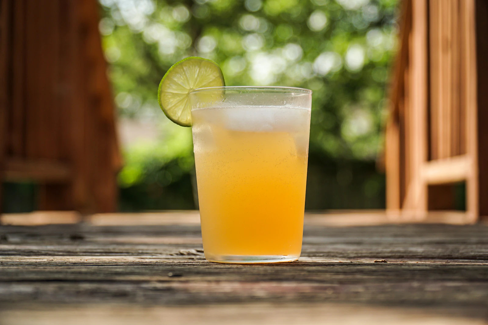 Agua de panela con limón