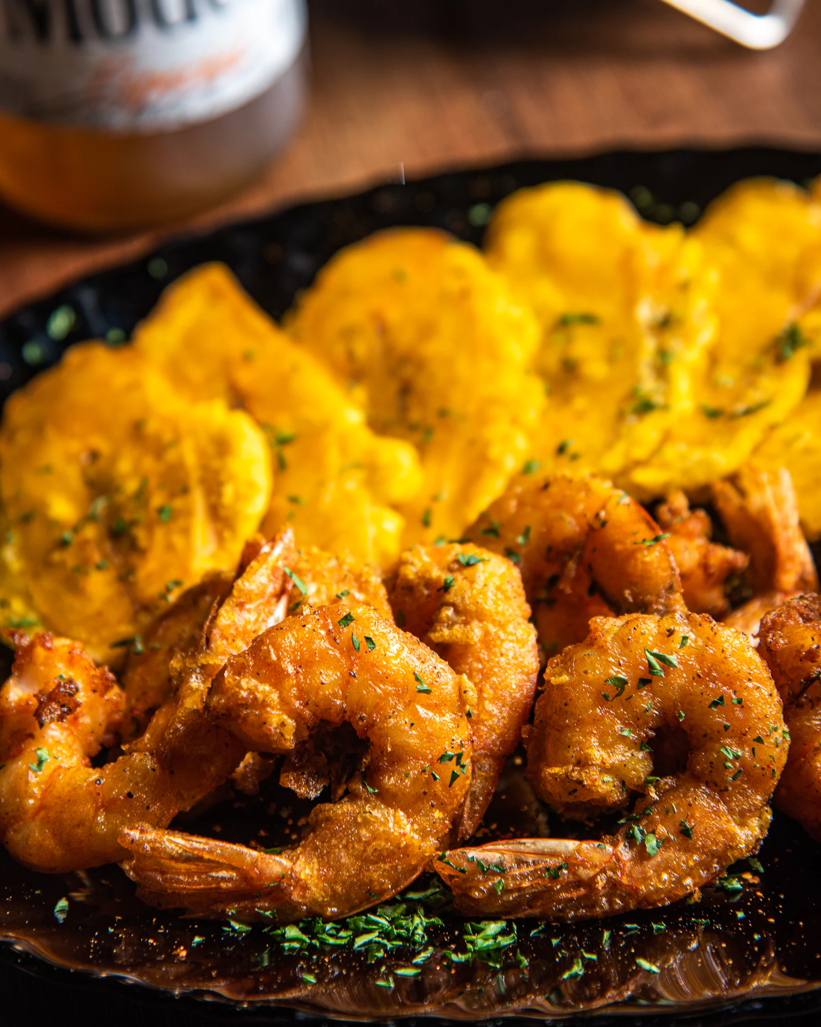 Patacón con camarones al ajillo